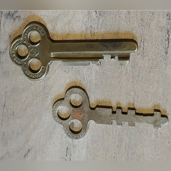 Vintage Yale & Towne Stamford Conn. U.S.A. Keys Marked 2 & 169 - Picture 1 of 13